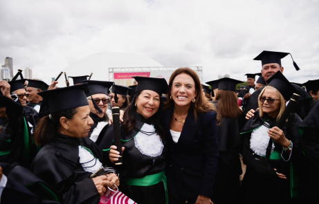 Gracinha e Daniel prestigiam formatura de 457 alunos do Cidadão Tech 60+